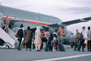 Vnitro poprvé řeklo, kolik Afghánců přiletělo. Někteří už hlásí zájem zůstat - Seznam Zprávy